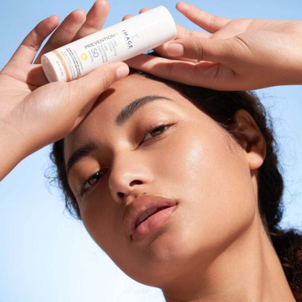 PREVENTION+ Daily Perfecting Primer SPF 50 - Image 2